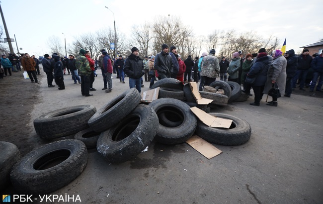 Новые Санжары протестуют: все про город, куда направили украинцев из Китая