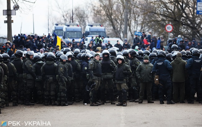 Новые Санжары протестуют: все про город, куда направили украинцев из Китая