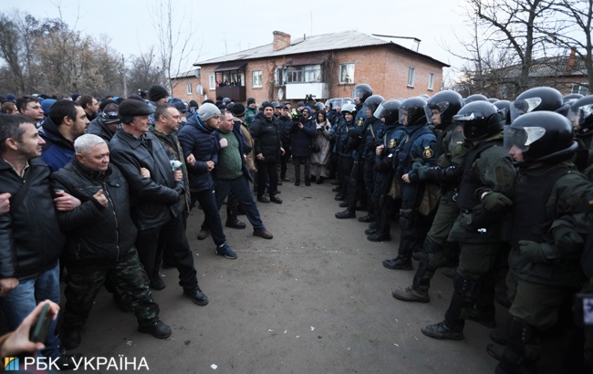 Новые Санжары протестуют: все про город, куда направили украинцев из Китая