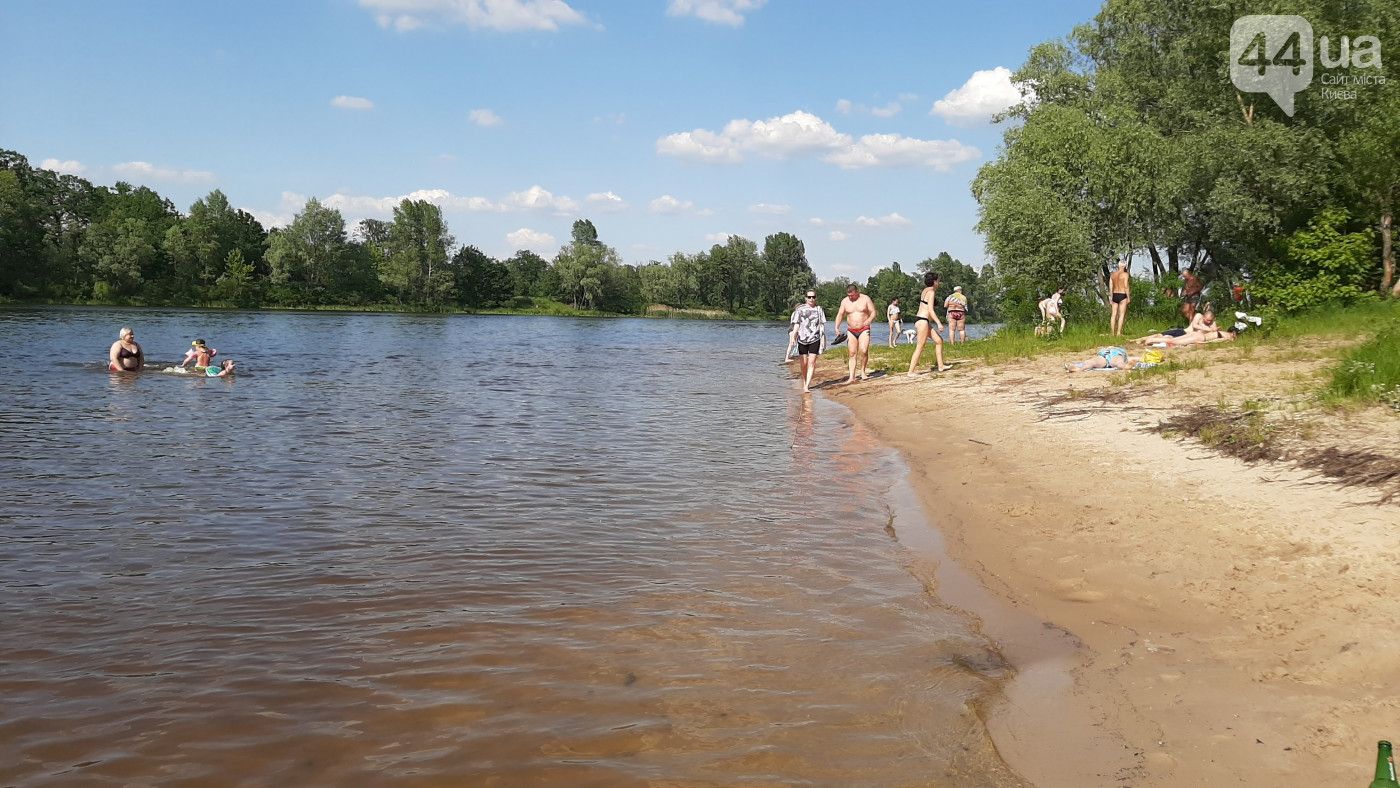 Без масок и дистанции: в Киеве пляжи уже переполнены (фото)