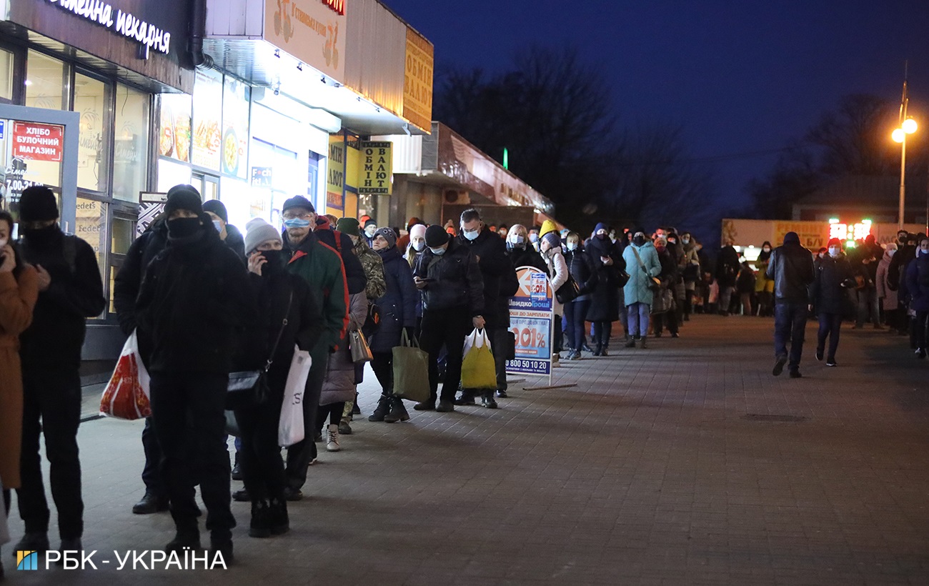 Транспортный коллапс: в Киеве образовались огромные очереди на маршрутки (фото)