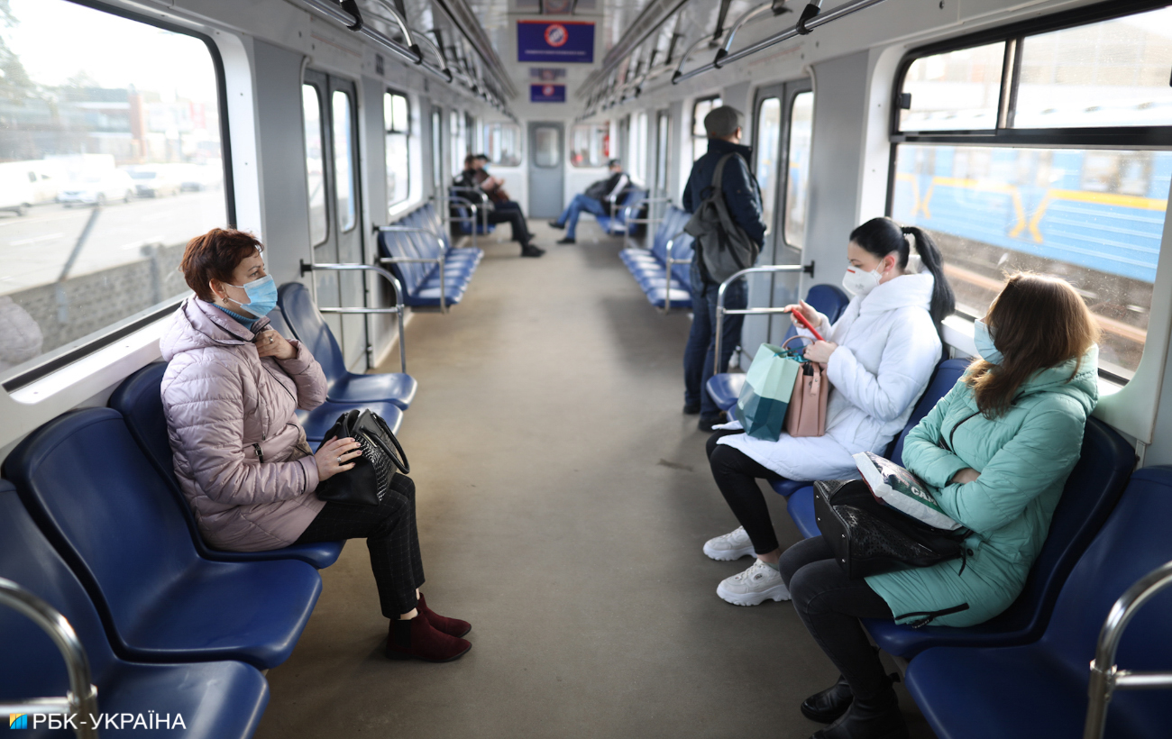 Перший день локдауну у Києві: транспорт порожній, таксі втридорога, а в службах доставки завал