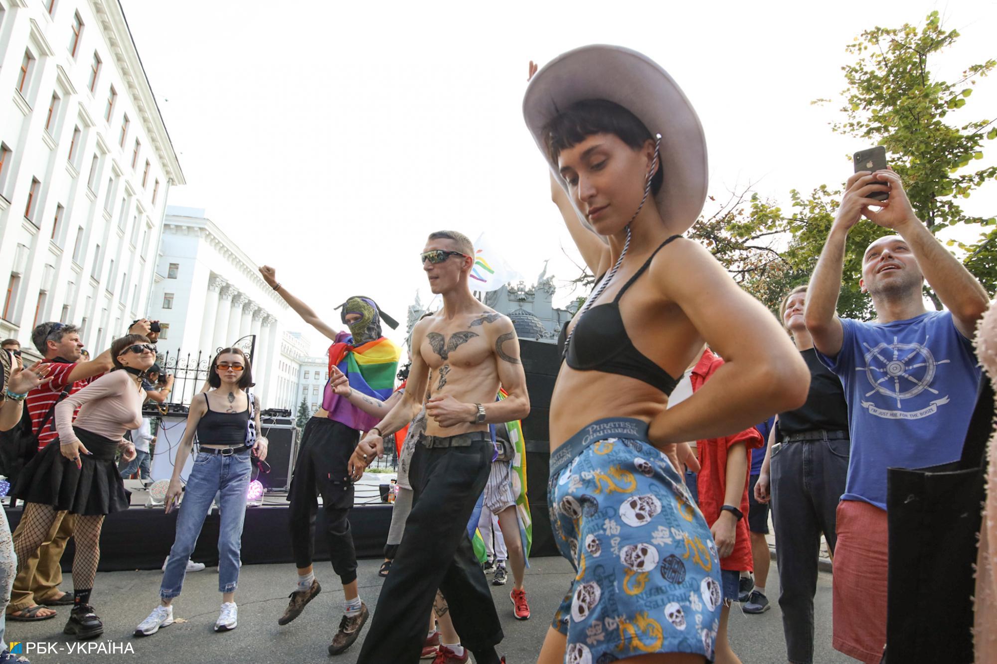 "Традиціоналісти" проти ЛГБТ: яскраві фото з прайду під офісом Зеленського