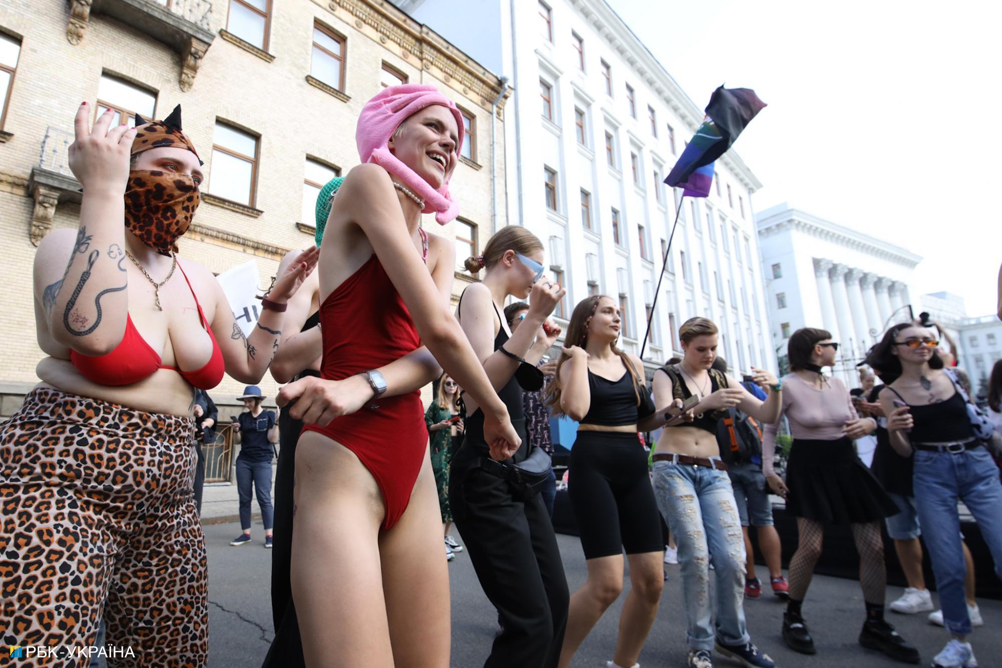 "Традиціоналісти" проти ЛГБТ: яскраві фото з прайду під офісом Зеленського