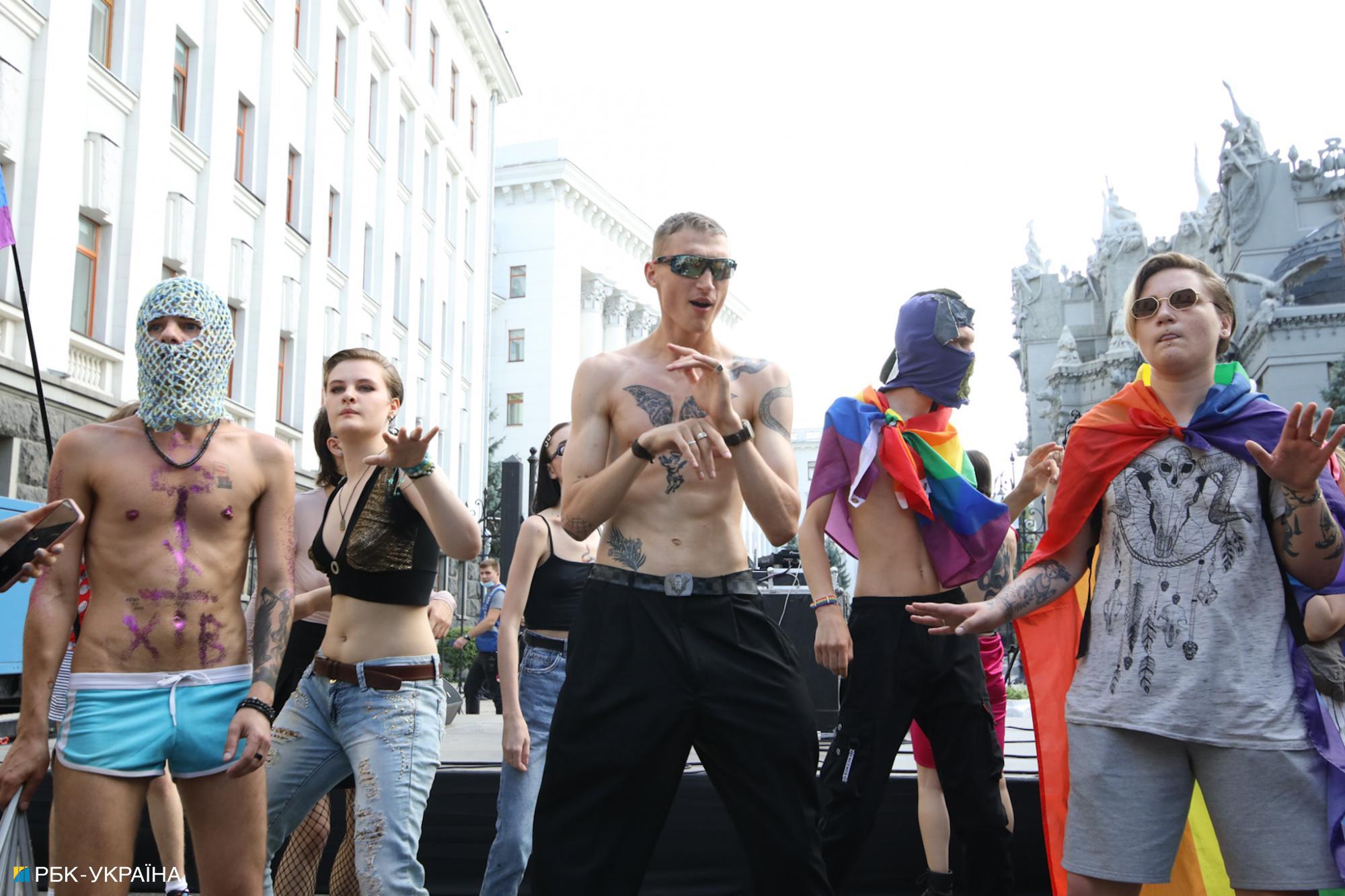 "Традиціоналісти" проти ЛГБТ: яскраві фото з прайду під офісом Зеленського