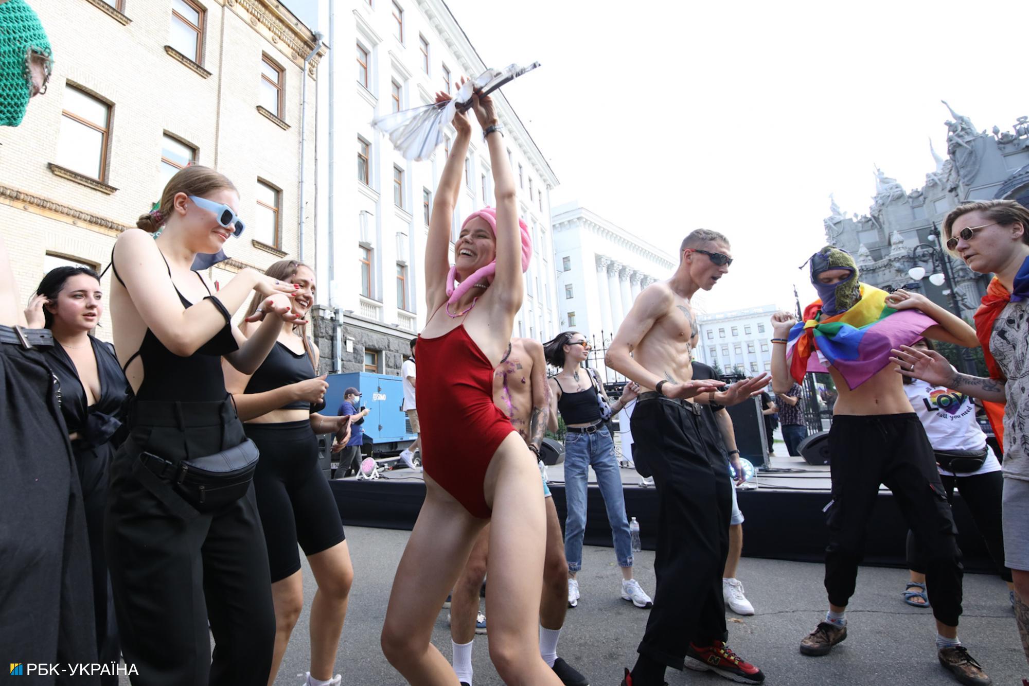 "Традиціоналісти" проти ЛГБТ: яскраві фото з прайду під офісом Зеленського