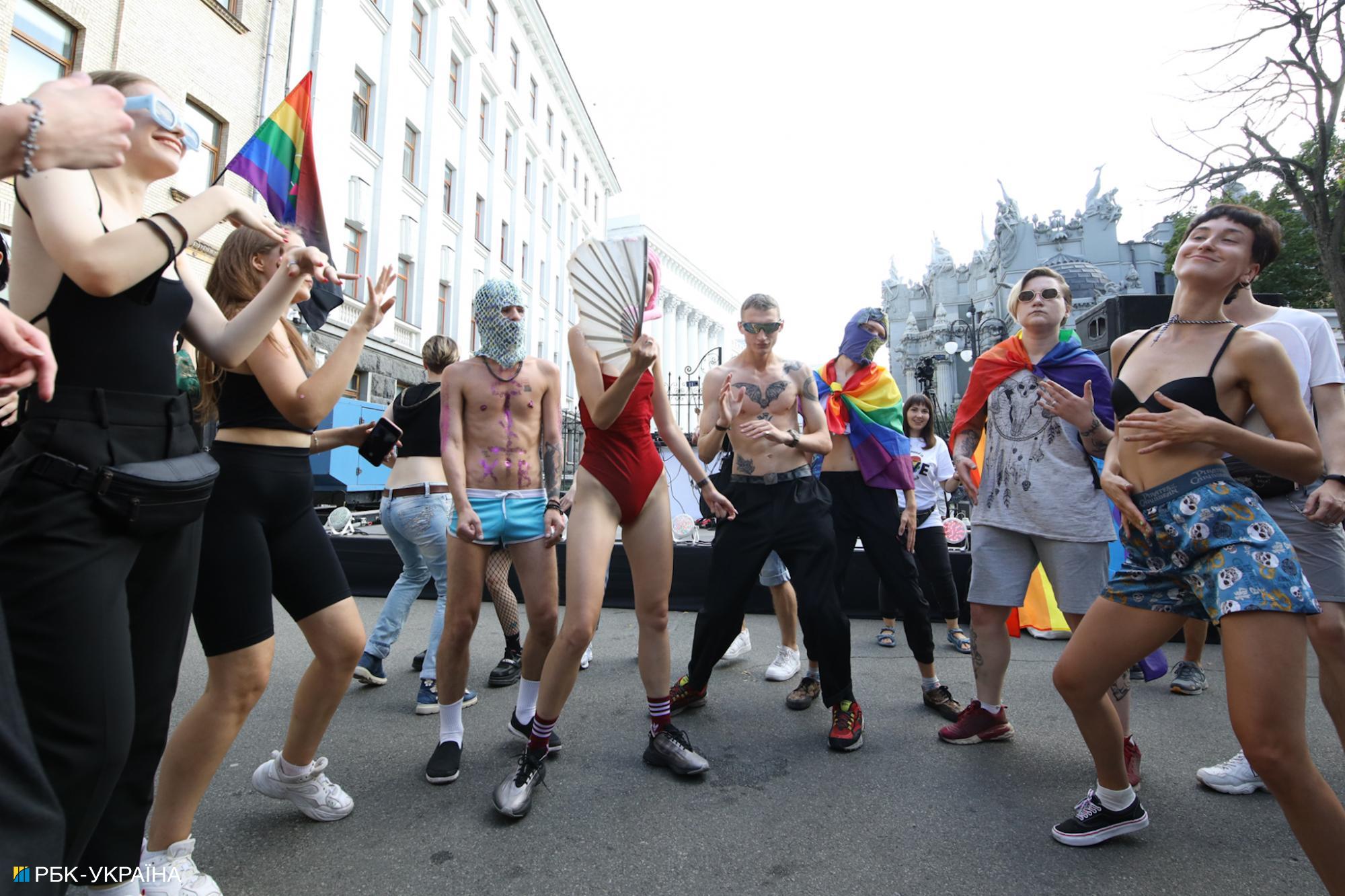 "Традиціоналісти" проти ЛГБТ: яскраві фото з прайду під офісом Зеленського