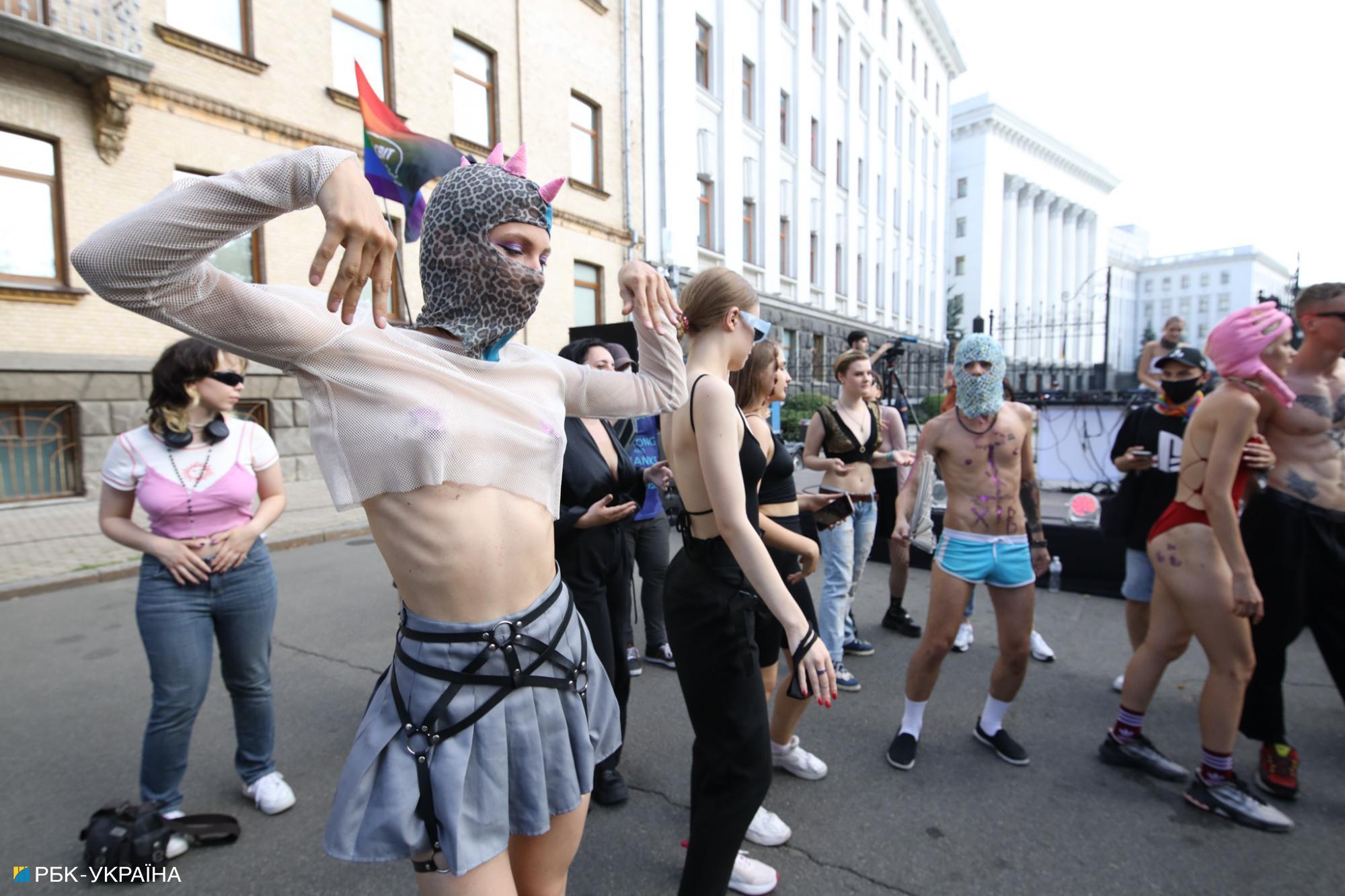 "Традиціоналісти" проти ЛГБТ: яскраві фото з прайду під офісом Зеленського