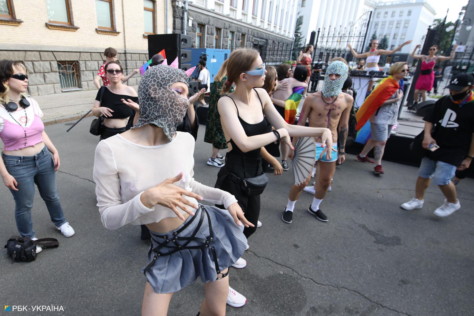 "Традиціоналісти" проти ЛГБТ: яскраві фото з прайду під офісом Зеленського