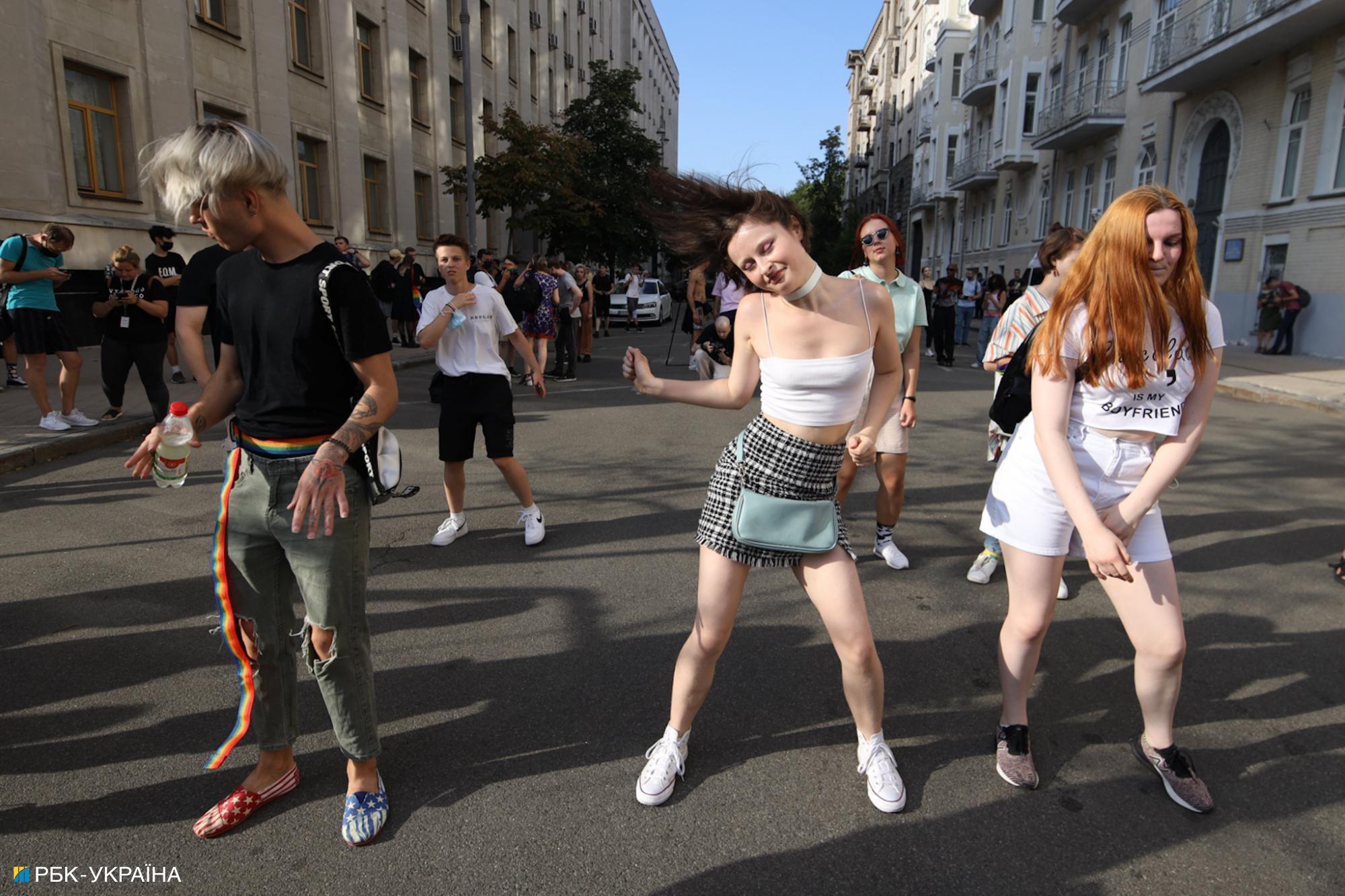 "Традиціоналісти" проти ЛГБТ: яскраві фото з прайду під офісом Зеленського