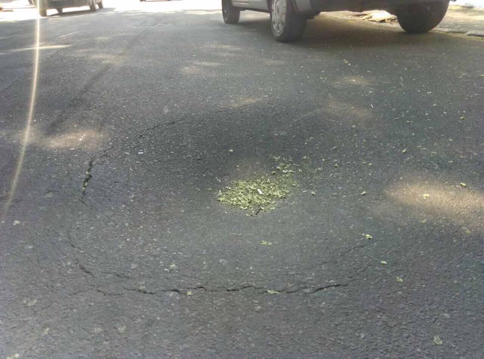 В центре Одессы из-за ямы на дороге разбился велосипедист