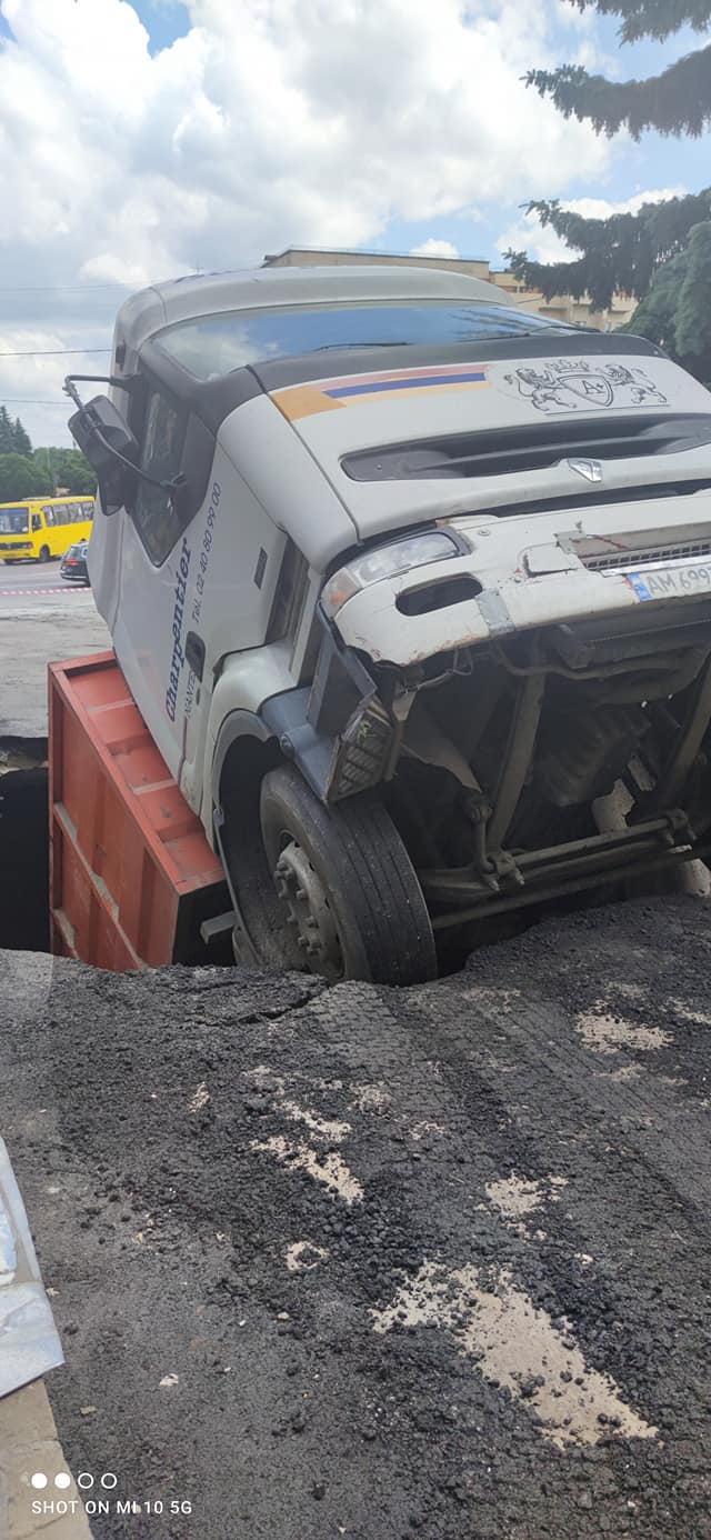 В центре Житомира под асфальт провалился грузовик: фото инцидента