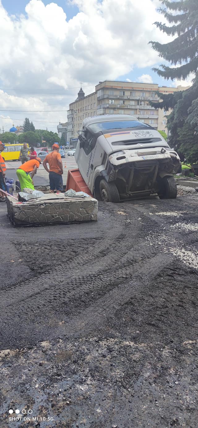 В центре Житомира под асфальт провалился грузовик: фото инцидента