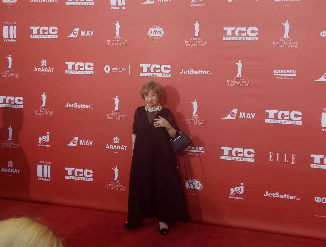 Лия Ахеджакова появилась в стильном наряде на красной дорожке Одесского международного кинофестиваля