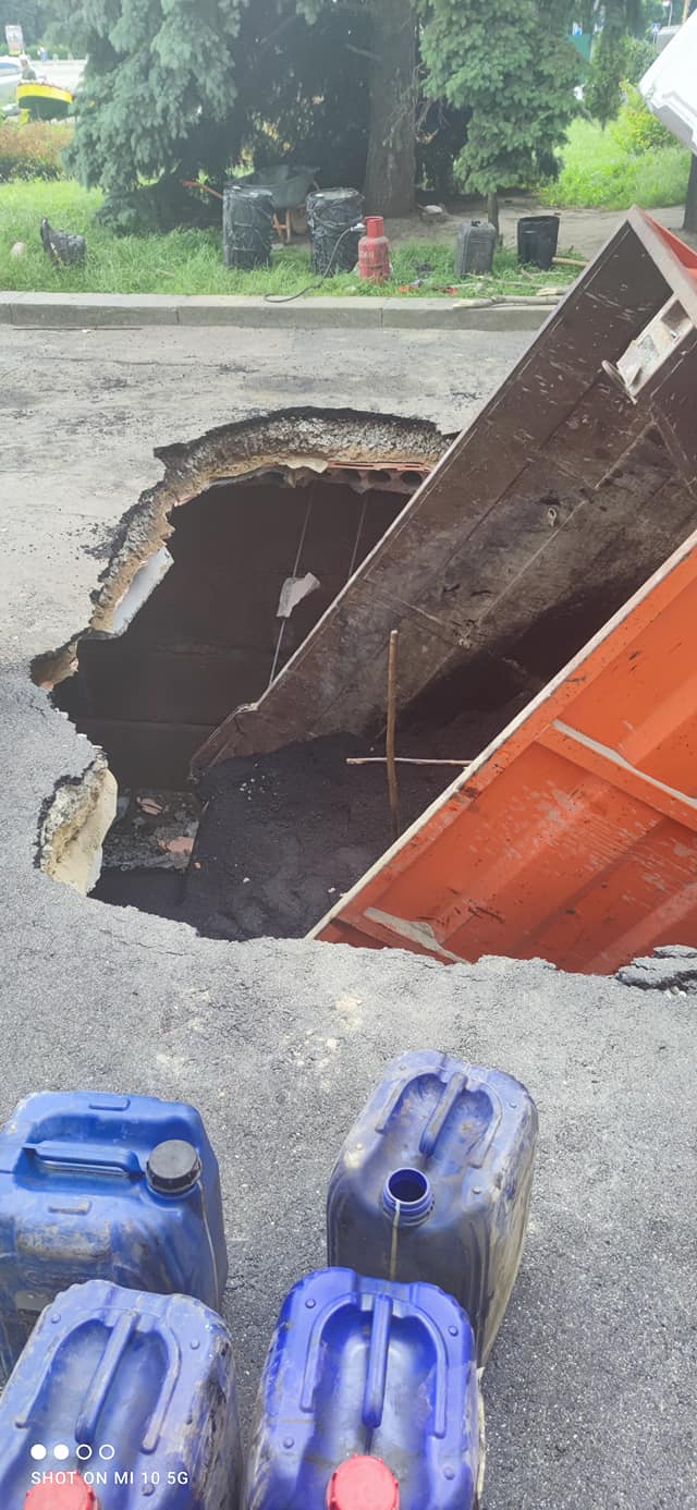 В центре Житомира под асфальт провалился грузовик: фото инцидента