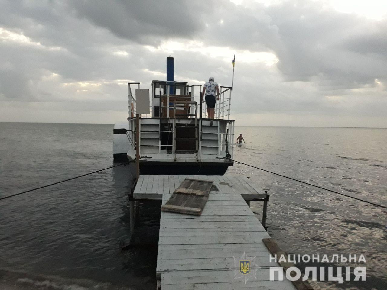 Неудачная прогулка: в Кирилловке катер с туристами начало уносить в открытое море