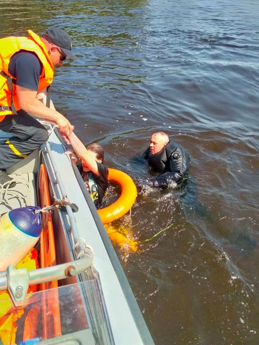 У Києві дивом врятували дівчинку, яку відносила течія в небезпечному місці на пляжі