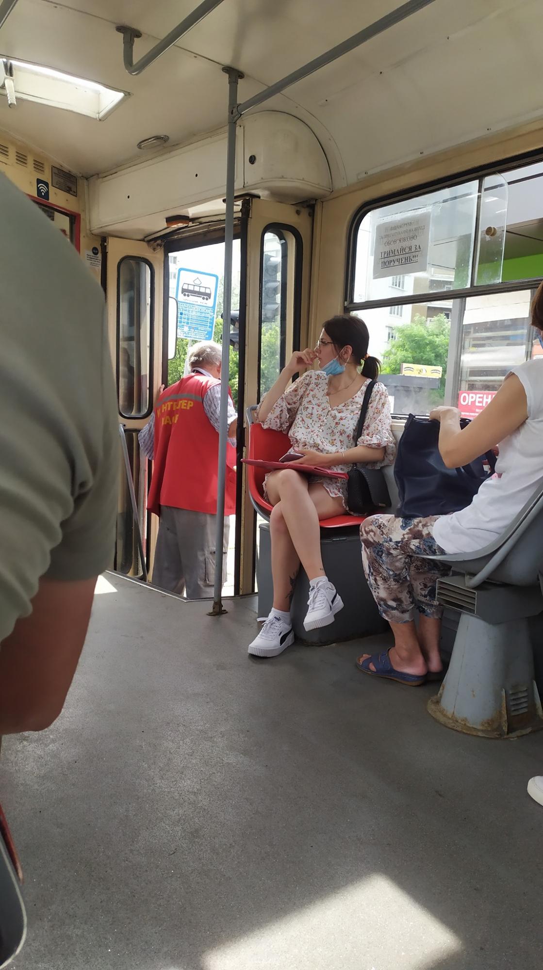 У Києві водій трамвая зомлів прямо під час руху: в кабіні було +47
