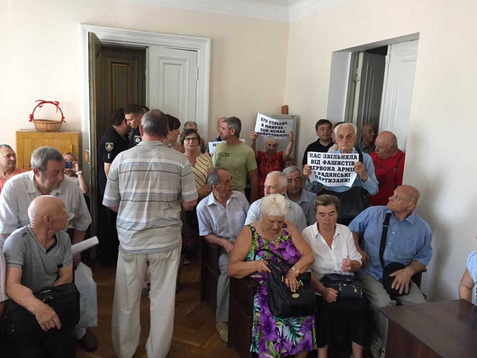 В Житомире пенсионеры "оккупировали" суд с плакатами "Фашизм не пройдет"