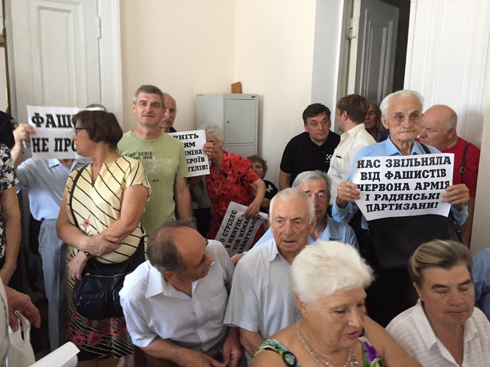 В Житомире пенсионеры "оккупировали" суд с плакатами "Фашизм не пройдет"
