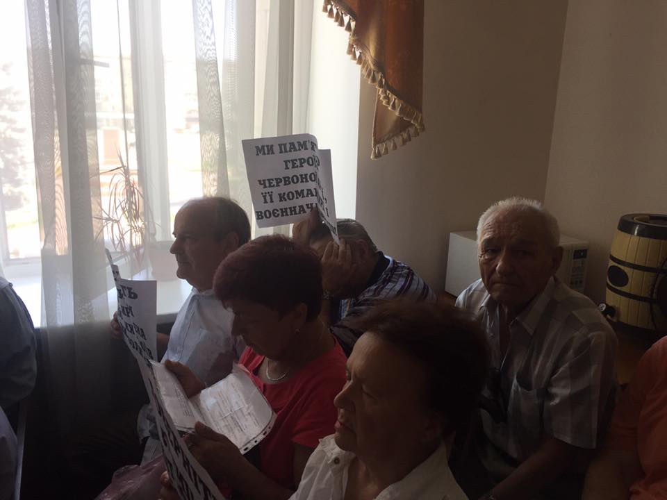 В Житомире пенсионеры "оккупировали" суд с плакатами "Фашизм не пройдет"