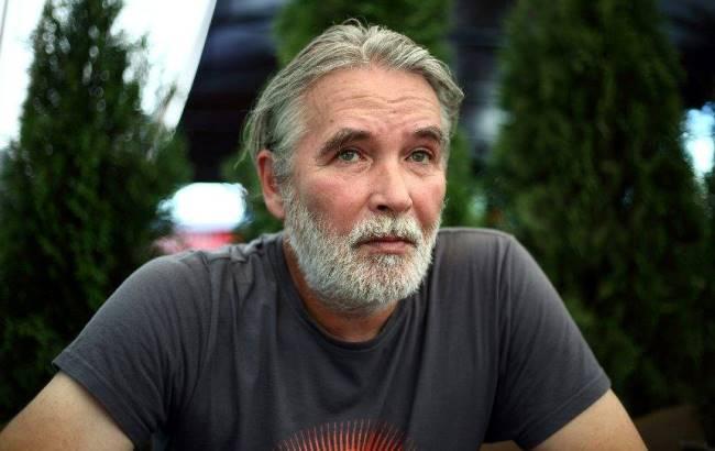 Известный оппозиционный поэт рассказал, почему не уезжает из "катящейся в бездну" России