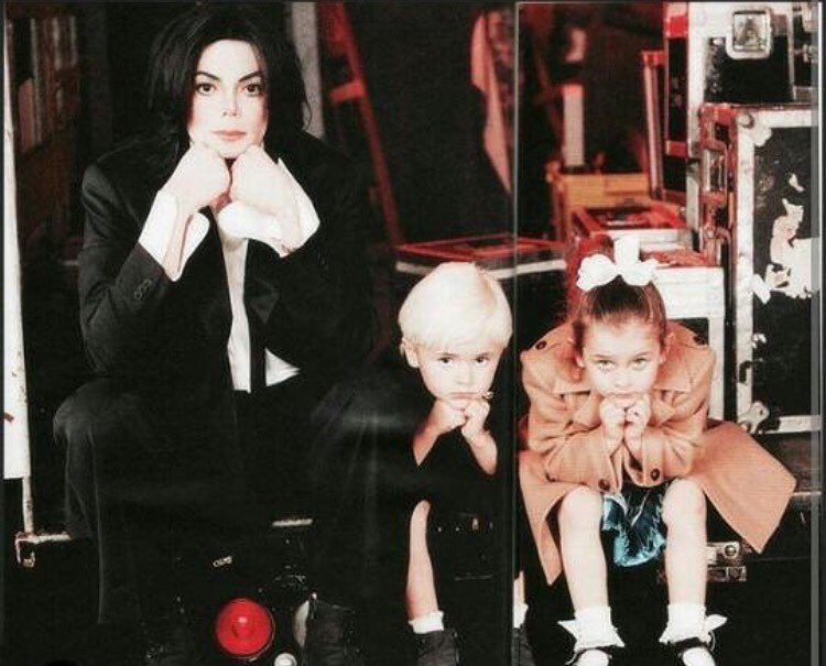 Дочь Майкла Джексона показала архивное фото с отцом и братом  