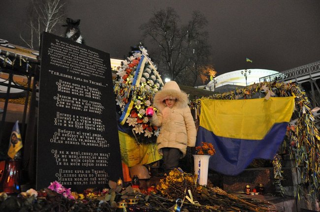 В Киеве на Аллее Героев Небесной Сотни появились рождественские детали