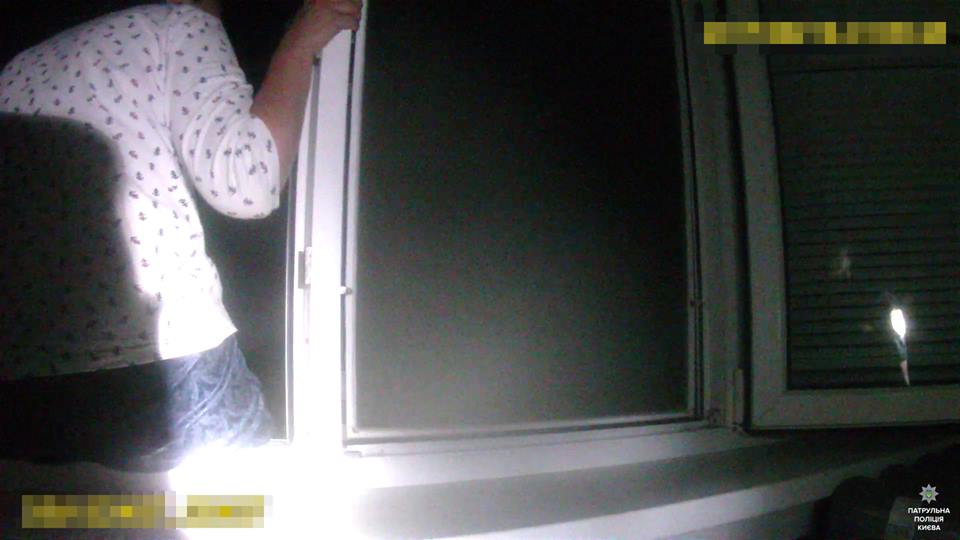 У Києві поліцейські врятували жінку, яка намагалася покінчити з собою