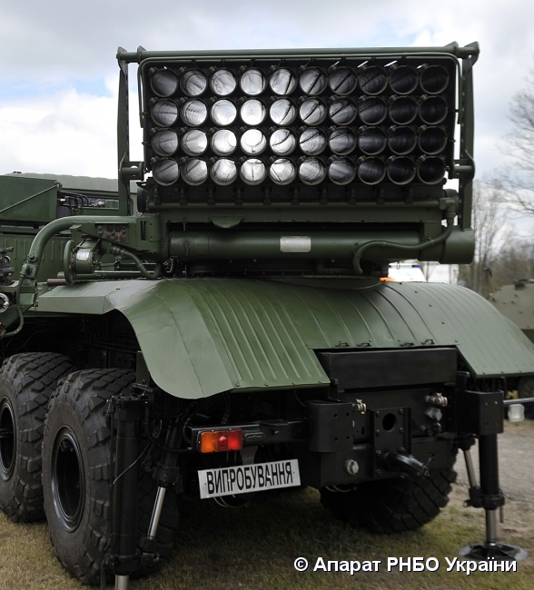 Порошенко передал украинским военным новое отечественное вооружение