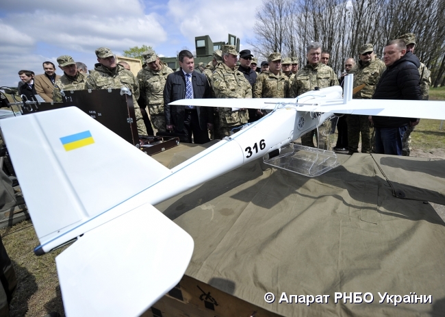 Порошенко передал украинским военным новое отечественное вооружение