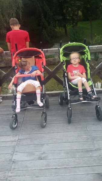 Хочу ходити: сестри-двійнята з ДЦП терміново потребують допомоги