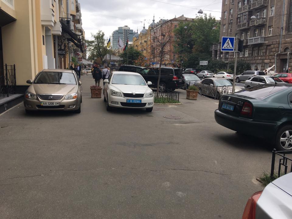 У мережі обурилися "збірною автохамів" біля Центру організації дорожнього руху