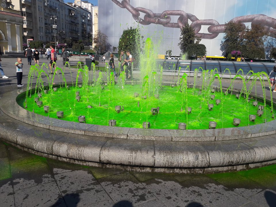 В Киеве фонтан окрасили в необычный цвет