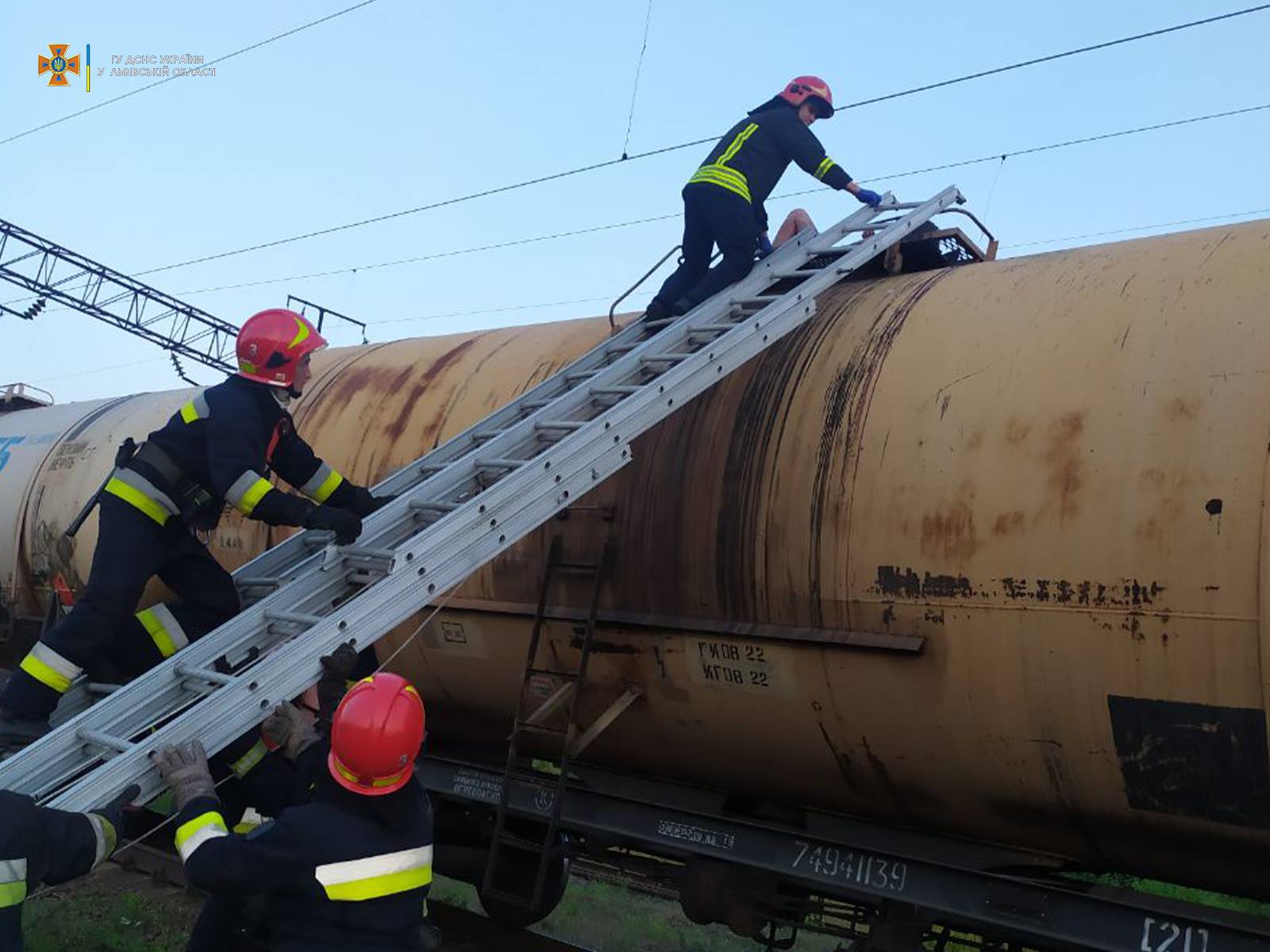 Во Львове девушку ударило током во время селфи на поезде: фото и видео ЧП