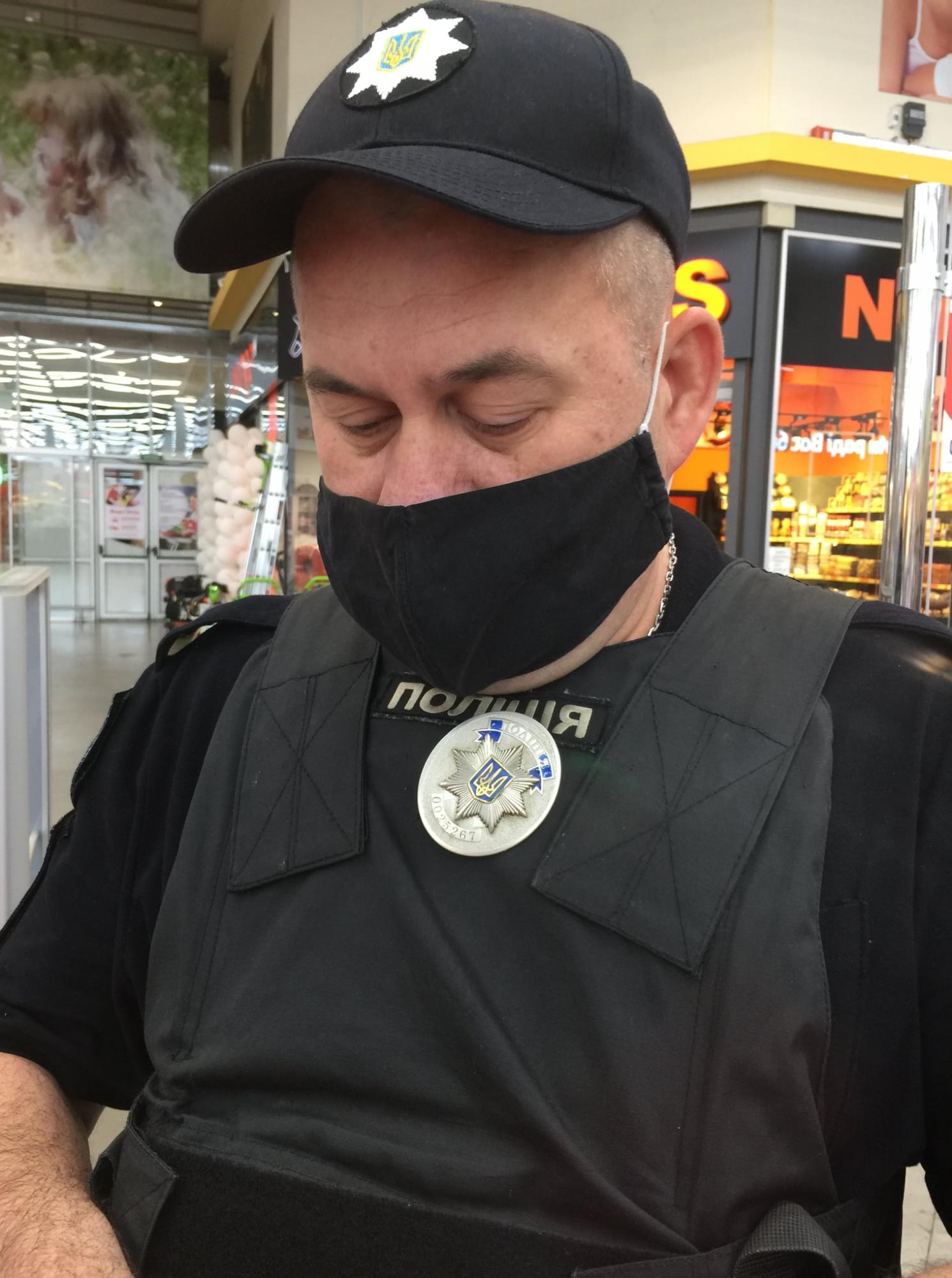 Супермаркет "Ашан" в Киеве попал в скандал: на покупателя напала охрана с полицией