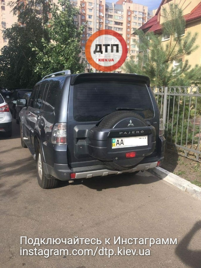У Києві мами провчили автохама, який заблокував вхід в дитсадок