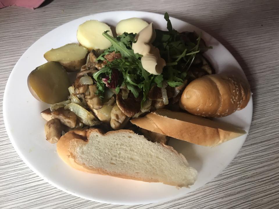 Відомі українці хваляться грибним "уловом"