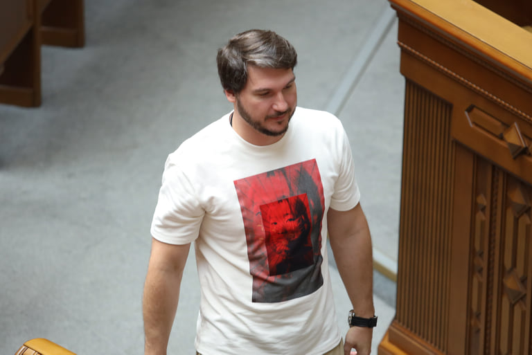Нардеп прийшов у Раду у футболці за 3,5 тисячі: фото політика-модника
