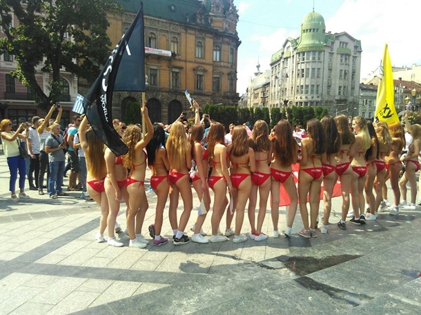 Марш в купальниках: по улицам Львова прошли девушки в бикини