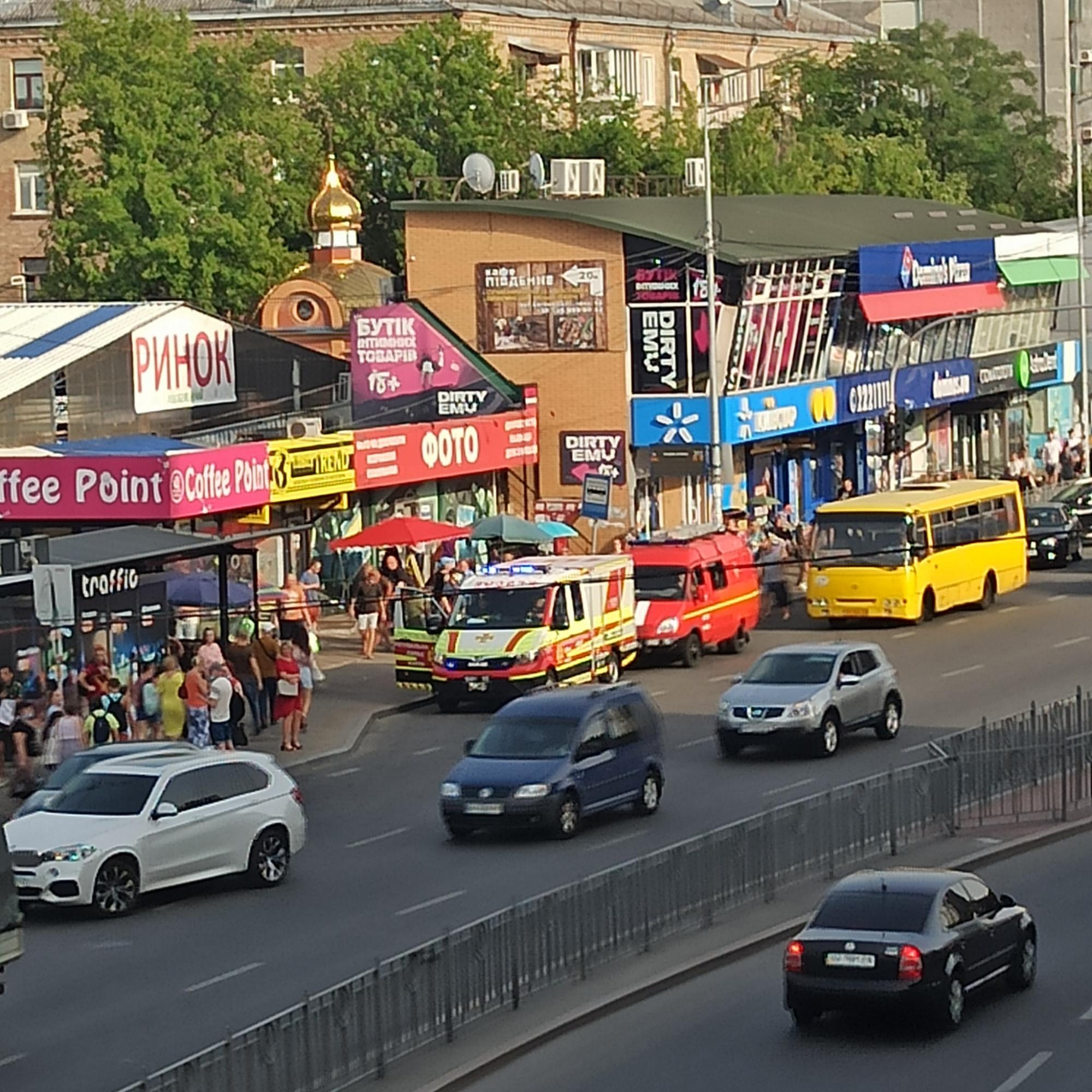 ЧП в метро Киева: поезда остановились, на станциях давка (фото)