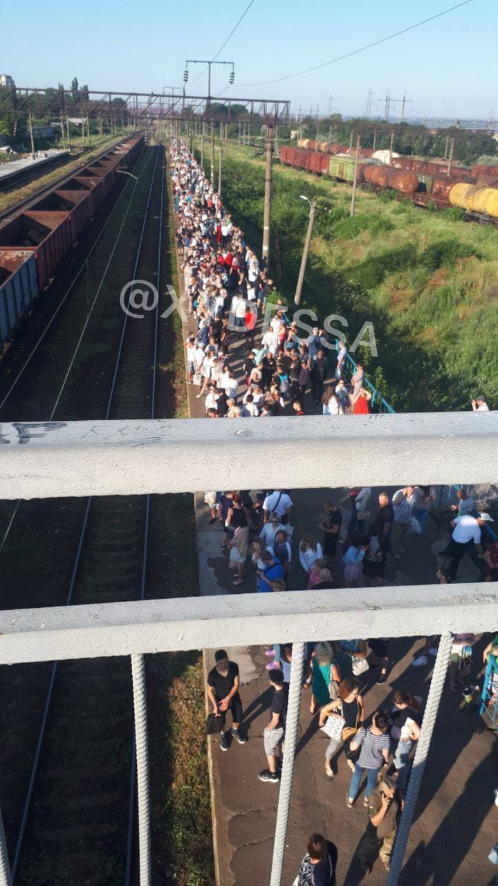 Под Одессой на вокзале показали гигантскую очередь: "дорога жизни" (фото)