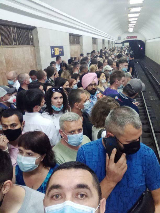 ЧП в метро Киева: поезда остановились, на станциях давка (фото)