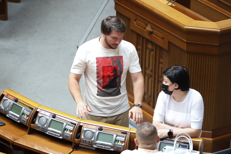 Нардеп прийшов у Раду у футболці за 3,5 тисячі: фото політика-модника