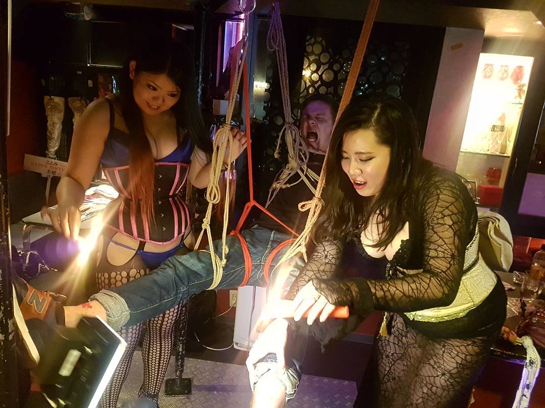 Дмитрий Комаров в садо-мазо баре 