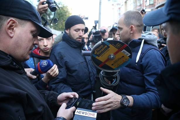 "Интер" снова познал гнев патриотов: активисты хотят снести забор у офиса телеканала