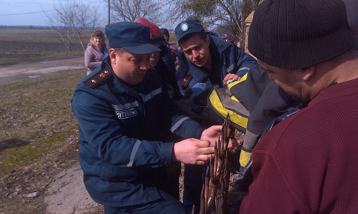 У Рівненській області дитина застрягла на паркані, проткнувши ногу арматурою (відео)