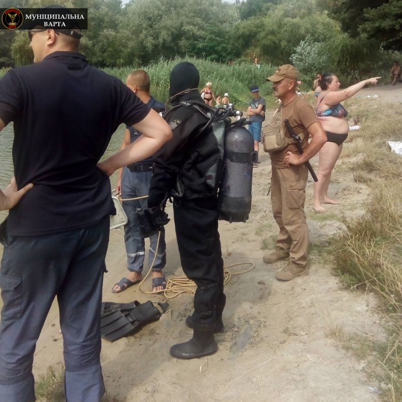 У Києві водолази розшукували "зниклу" жінку: фото курйозної ситуації