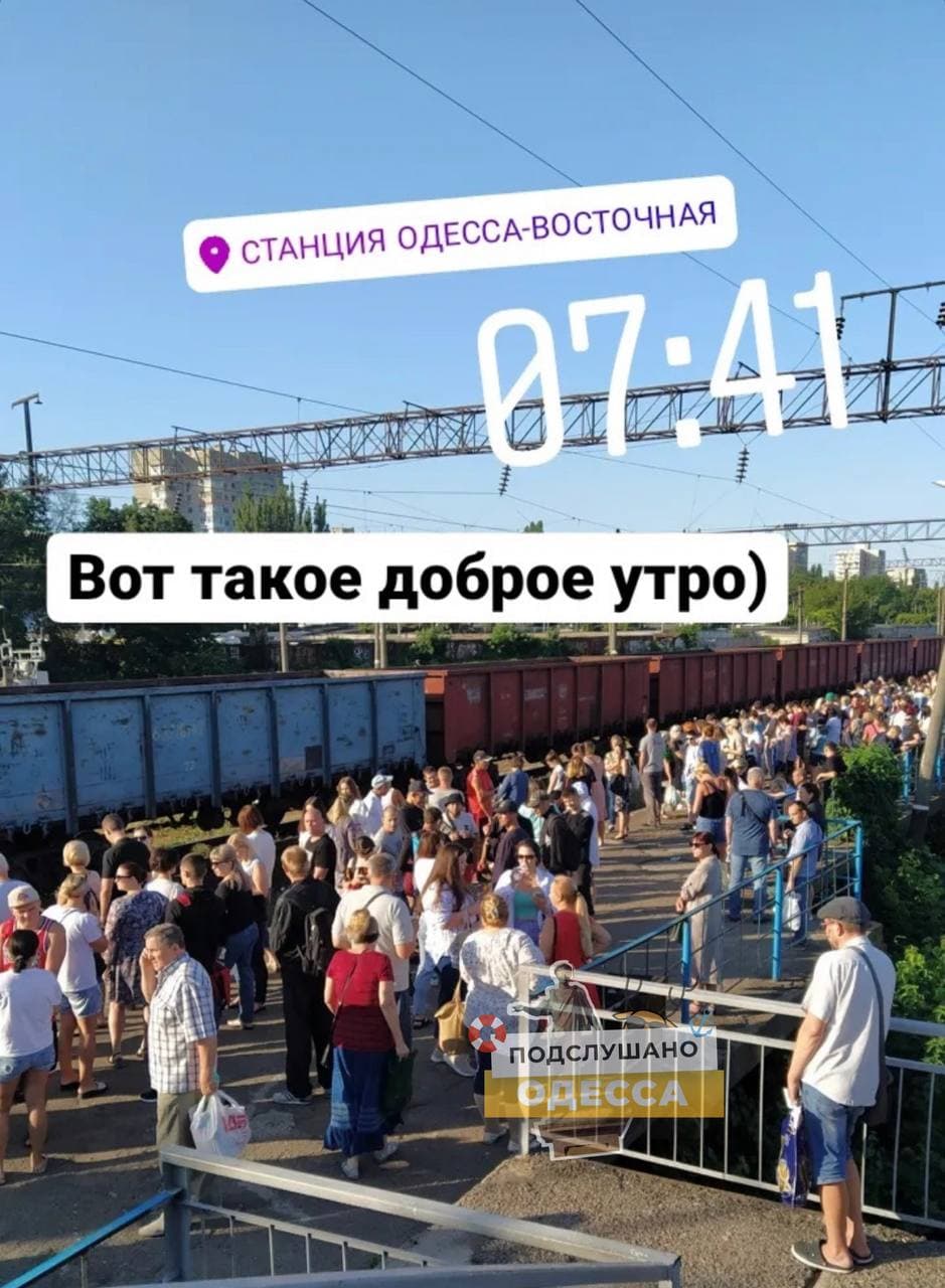 Под Одессой на вокзале показали гигантскую очередь: "дорога жизни" (фото)