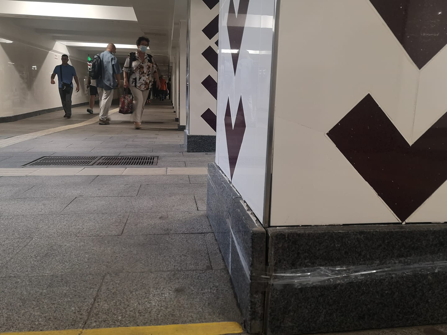 Перехід у київському метро залатали скотчем: фото "ремонту"